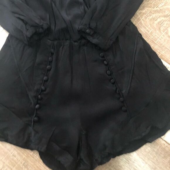 Guess black satin ruffle long sleeves romper XS - Picture 4 of 7